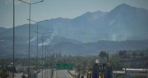 Φωτιές στην Αττική: Άνοιξε η Εθνική Οδός, χωρίς διόδια στις…