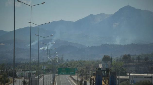 Φωτιές στην Αττική: Άνοιξε η Εθνική Οδός, χωρίς διόδια στις Αφίδνες