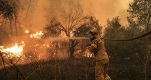 Ηλεία: Εμπρηστής με κόκκινο φορτηγάκι έβαλε φωτιά – Τον ψάχνουν…