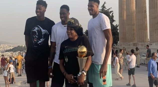 Στην Ακρόπολη με το τρόπαιο του Πρωταθλητή NBA η οικογένεια Αντετοκούνμπο