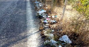 Σκουπίδια… παντού στην Επαρχιακή Οδό Αγρινίου – Θέρμου (Photos)