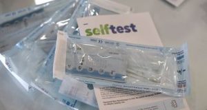Διανομή self-tests σε μαθητές και εμβολιασμένους εκπαιδευτικούς αύριο από τα…