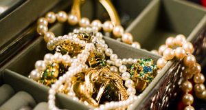Αιτωλικό: Άγνωστος αφαίρεσε κοσμήματα αξίας και 1.050 ευρώ