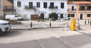 Καταστράφηκαν ξανά οι μπάρες στην παραλιακή της Βόνιτσας (Photos)