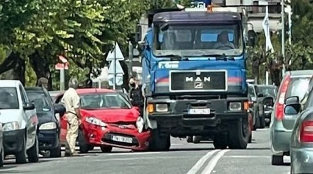 Ιωάννινα: Φορτηγό συγκρούστηκε με Ι.Χ. αυτοκίνητο
