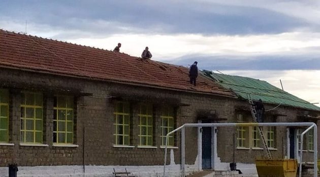 Καλύβια: Αναστολή μαθημάτων στο Δημοτικό Σχολείο εξαιτίας επισκευής της στέγης (Photos)
