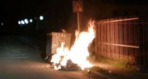 Αγρίνιο: Κινητοποίηση Π.Υ. και Αστυνομίας – Ρομά έκαψαν κάδους στα…