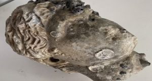 Άκτιo: Μια αρχαία κεφαλή ανασύρθηκε από την θάλασσα