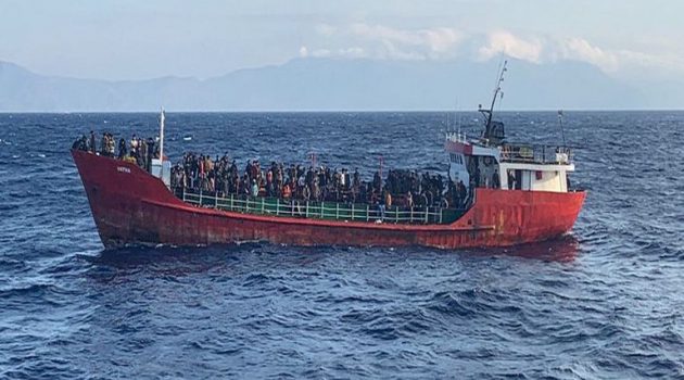 Mεγάλη επιχείρηση διάσωσης 400 μεταναστών ανατολικά της Κρήτης