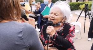 Μαίρη Λίντα: Ερμήνευσε τραγούδια του Μανώλη Χιώτη στο Γηροκομείο Αθηνών