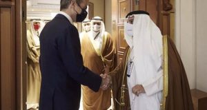 Συνάντηση Μητσοτάκη με τον πρίγκιπα διάδοχο του Μπαχρέιν για επενδύσεις