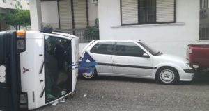 Αγρίνιο: Ανατροπή κλειστού οχήματος – Από Άγιο δεν είχαμε θύματα…