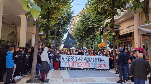 Αγρίνιο: Η πορεία των μαθητών στις Πλ. Δημάδη και Δημοκρατίας – Τα αιτήματά τους (Videos – Photos)