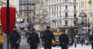 Άντρας επιτέθηκε με μαχαίρι σε περαστικούς στη Βιέννη – Τέσσερις…