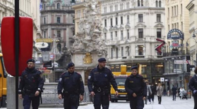 Άντρας επιτέθηκε με μαχαίρι σε περαστικούς στη Βιέννη – Τέσσερις τραυματίες