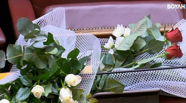 Φώφη Γεννηματά: Λουλούδια στο έδρανό της και ενός λεπτού σιγή στη Βουλή
