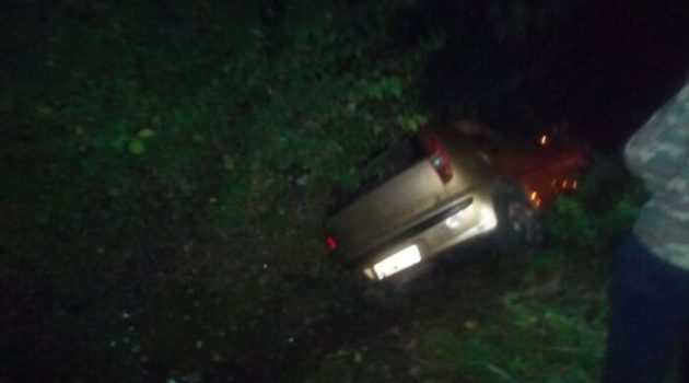 Αυτοκίνητο έπεσε σε αρδευτικό αυλάκι στην Ε.Ο. Αγρινίου – Καλυβίων (Photos)