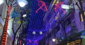 Άναψε ο Χριστουγεννιάτικος Διάκοσμος στο Αγρίνιο (Video – Photos)
