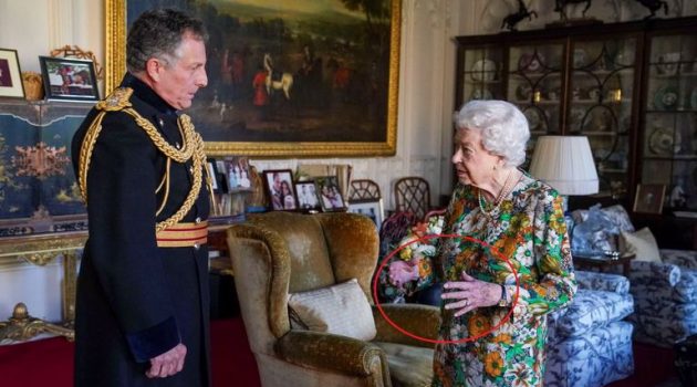 Βασίλισσα Ελισάβετ: Τα χέρια της αποκάλυψαν το πρόβλημα υγείας της