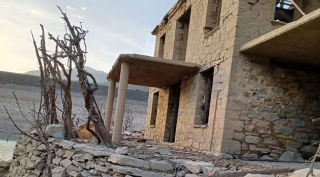 Ναυπακτία: Εμφανίστηκαν τα σπίτια του οικισμού Καλαθέικα μετά την άντληση νερού (Photos)