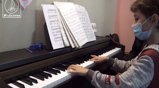 Αμφιλοχία: Ο Μιχάλης παίζει Μπετόβεν από το Νηπιαγωγείο και εντυπωσιάζει (Videos)