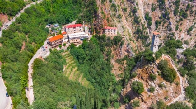 Μονή Προυσού: Το μοναστήρι στην Ευρυτανία που μοιάζει να κρέμεται στο βράχο (Photos)