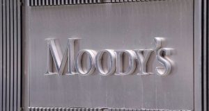 Moody’s για Ελλάδα: «Βλέπει» μείωση του χρέους κατά 10 μονάδες…