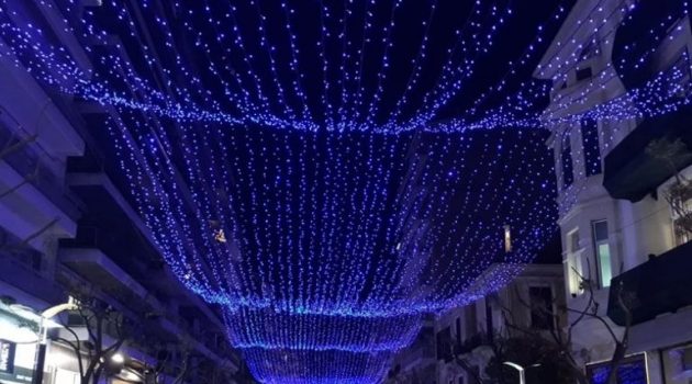 Ο μπλε γιορτινός «ουρανός» στη Θεσσαλονίκη θυμίζει κάτι από… Αγρίνιο! (Photos)