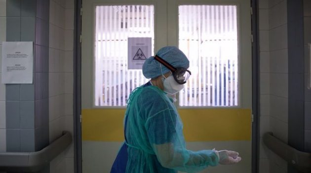 Νοσηλεύτρια: «Είμαι εμβολιασμένη 3,5 μήνες και το οξυγόνο μου έπεσε στο 81-83»