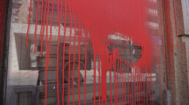 Επίθεση «Ρουβίκωνα» με μπογιές στο σπίτι του Γιώργου Γεραπετρίτη