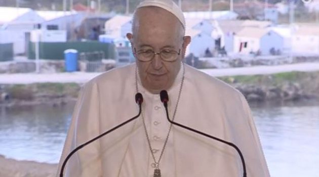 «Όποιος σας φοβάται δεν σας έχει δει στα μάτια» – Η συγκινητική ομιλία του Πάπα στον καταυλισμό της Μυτιλήνης