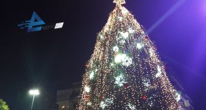 Αγρίνιο: Φωταγωγήθηκε το Χριστουγεννιάτικο Δέντρο (Video – Photos)