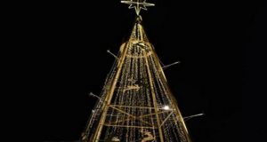 Μεσολόγγι: Άναψε το Χριστουγεννιάτικο Δέντρο (Photos)