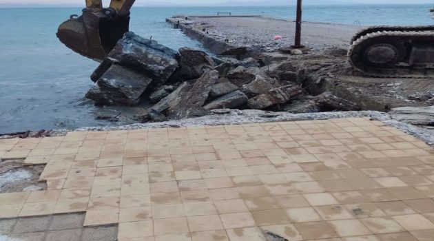 Δήμος Ναυπακτίας: Απομακρύνεται αυθαίρετη κατασκευή από την παραλία του Κρυονερίου (Photos)