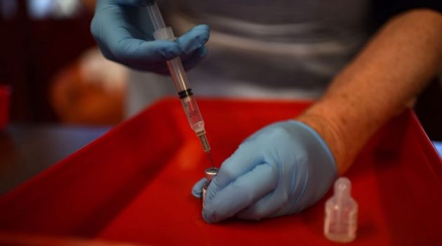 «Όμικρον»: Δυσοίωνες οι δύο πρώτες μελέτες για την αποτελεσματικότητα των εμβολίων