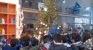 Αγρίνιο: Μαθητές του 8ου Δημοτικού στόλισαν το Χριστουγεννιάτικο Δέντρο της…