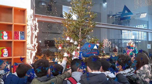 Αγρίνιο: Μαθητές του 8ου Δημοτικού στόλισαν το Χριστουγεννιάτικο Δέντρο της «Φλόγας» (Photos)