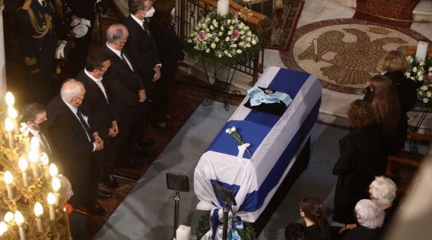 Κάρολος Παπούλιας: Το «τελευταίο αντίο» στον πρώην Πρόεδρο της Δημοκρατίας (Videos)
