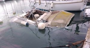 Ανέλκυση βυθισμένου σκάφους στη Μαρίνα της Πάτρας (Photos)