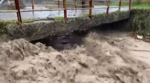 Πλημμύρισαν δρόμοι στη Ναύπακτο – Συνεχείς εκκλήσεις των κατοίκων (Videos)