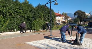 Παναιτώλιο: Μια παρέα εθελοντών καθάρισε την πλατεία Ομονοίας (Photos)