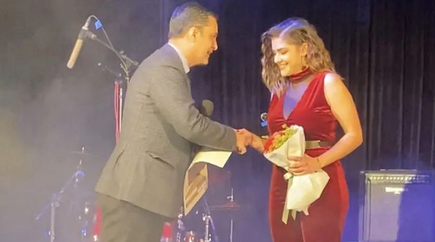 Μουσικός Διαγωνισμός Γ.Ε.Α.: Ο Δήμαρχος Αγρινίου απονέμει το 2o βραβείο στην Κλ. Στούμπου (Video Clip)