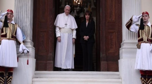 Στην Ελλάδα ο Πάπας Φραγκίσκος – Συνάντηση με την ΠτΔ στο Προεδρικό Μέγαρο