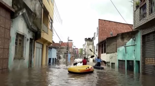 Βραζιλία: Φονικές πλημμύρες – 18 νεκροί και 35.000 εκτοπισμένοι (Videos)