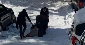 Αδιανόητο βίντεο: Πεζοί σέρνουν φέρετρο στα χιόνια στου Ζωγράφου