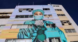 Συγκλονίζει το γκράφιτι στο «Τζάνειο»: Η Νοσηλεύτρια με το λευκό…