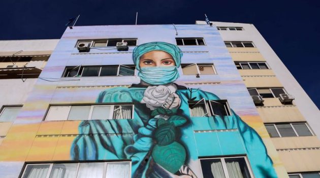 Συγκλονίζει το γκράφιτι στο «Τζάνειο»: Η Νοσηλεύτρια με το λευκό τριαντάφυλλο