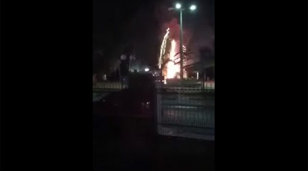 Κατοχή Μεσολογγίου: Άγνωστοι έκαψαν το Χριστουγεννιάτικο δέντρο (Video)