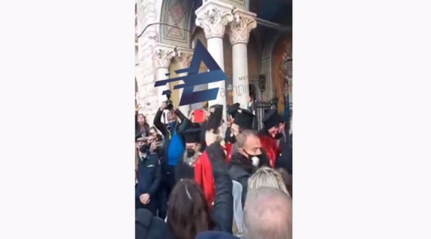 Κηδεία Μητροπολίτη Κοσμά: «Αθάνατος» φώναξε το πλήθος έξω από την εκκλησία (Video)