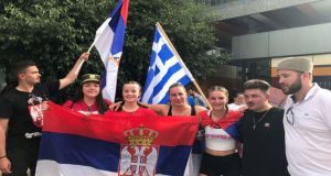 Σέρβοι και Έλληνες χόρεψαν συρτάκι στη Μελβούρνη για τον Τζόκοβιτς!…